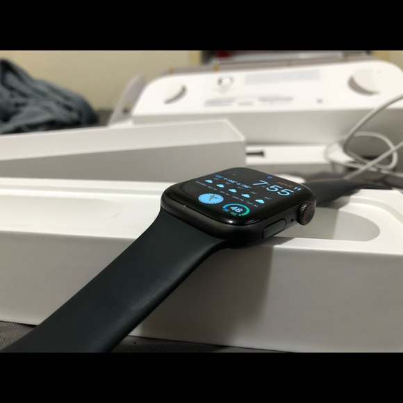 Apple Watch ⌚️ - Picture 2 of 6